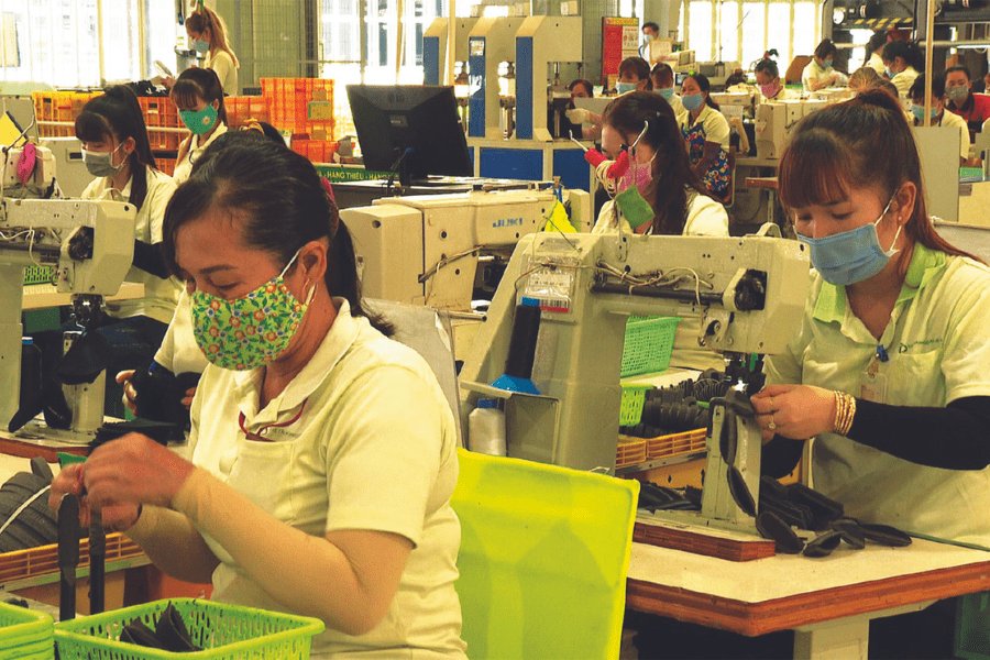 Công nhân làm việc tại Công ty Việt Nam – Mộc Bài.